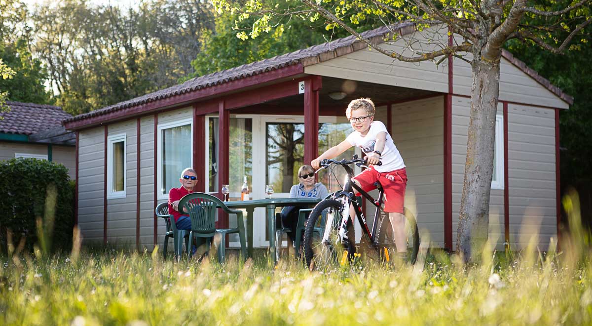 Chalet camping moulin du bel-air lot Enfants en vacances